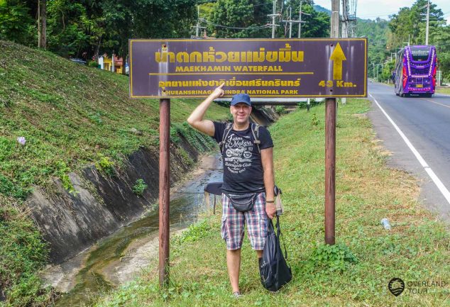 An der Hauptstraße und der Einfahrt der Erawan Wasserfällen. Weiter geht es noch zu den Huay Meakamin Waterfalls - Nur noch 43 km per Anhalter