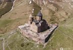 Die Gergeti Dreifaltigkeitskirche von oben mit der Drohne aufgenommen