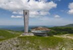 Das Buzludzha Monument aus der Luft, da sieht man erstmal auf was für einem genialen Platz dies errichtet wurde